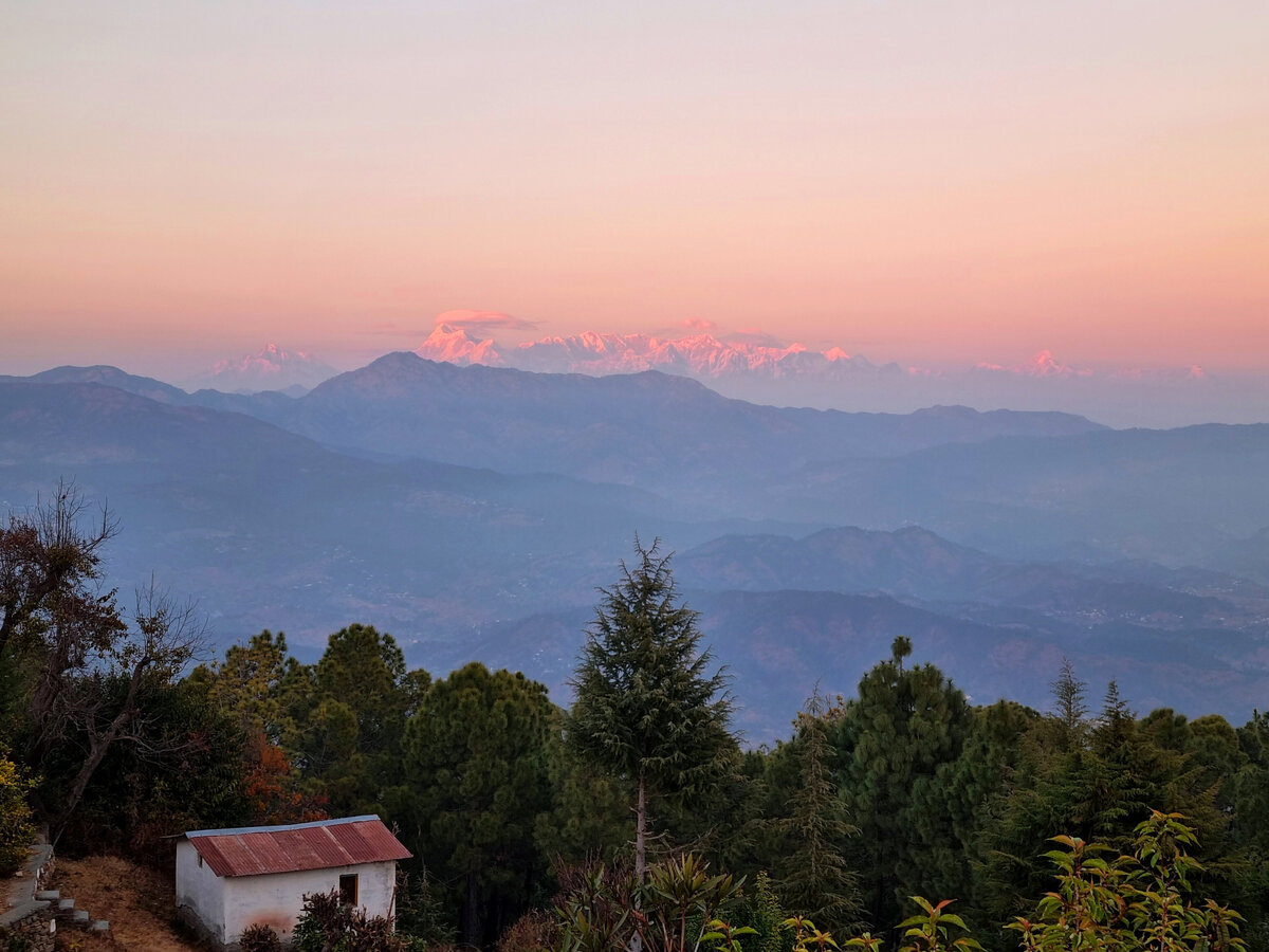 Вид на Гималаи - родину йоги и место земного пребывания реализованных мастеров.