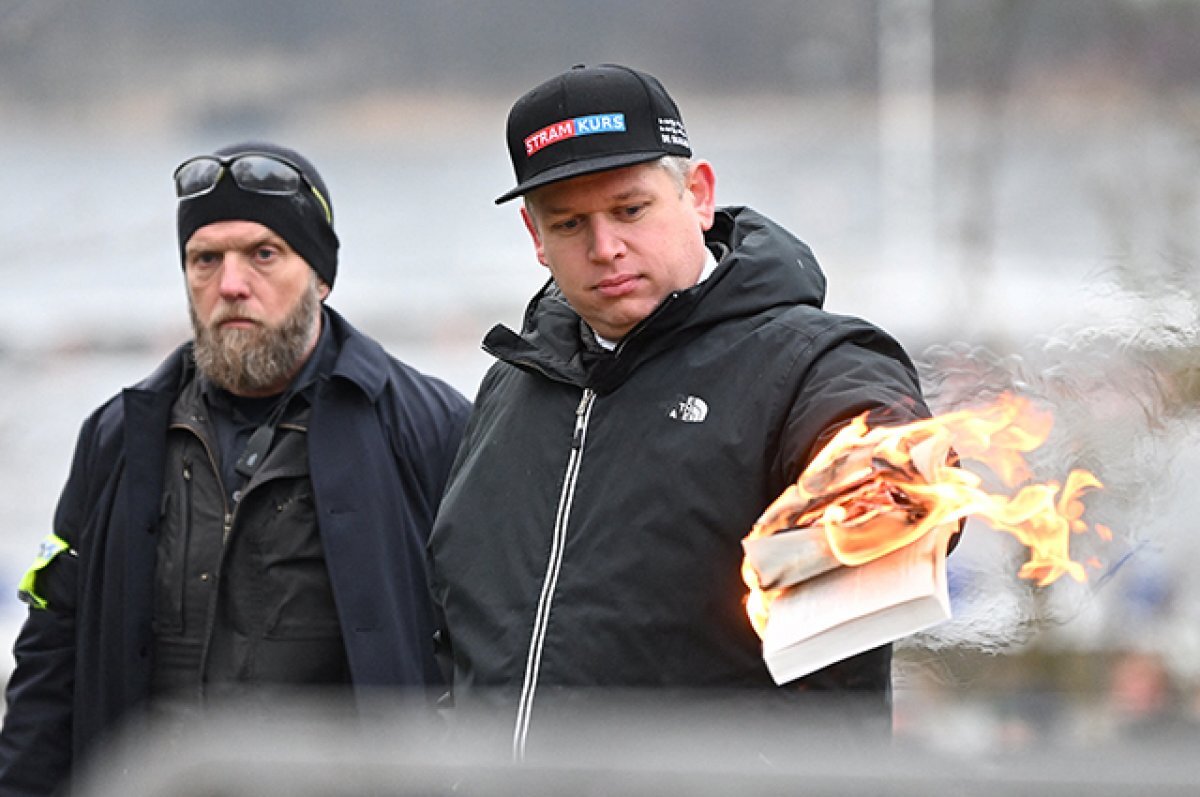    Активист Расмус Палудан сжигает Коран перед турецким посольством.