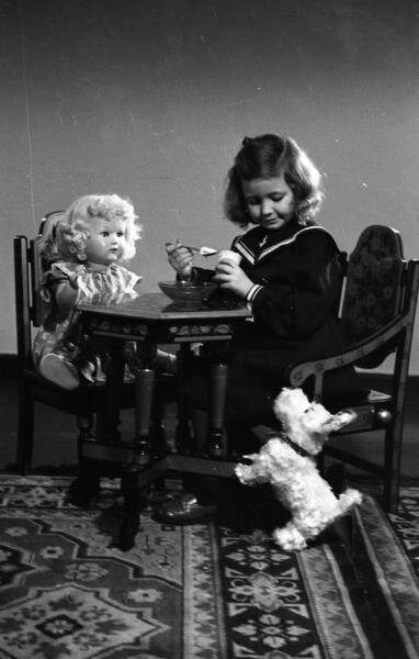 Девочка за детским столом. Семен Мишин-Моргенштерн, 1950-е, г. Москва, МАММ/МДФ.