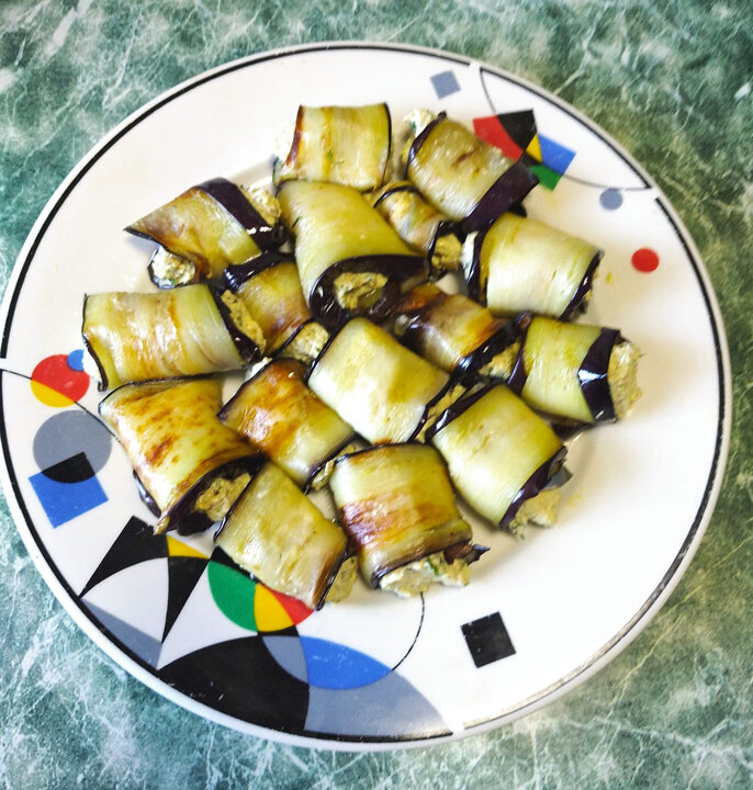 Рулетики из баклажанов с грецкими орехами — рецепт с фото