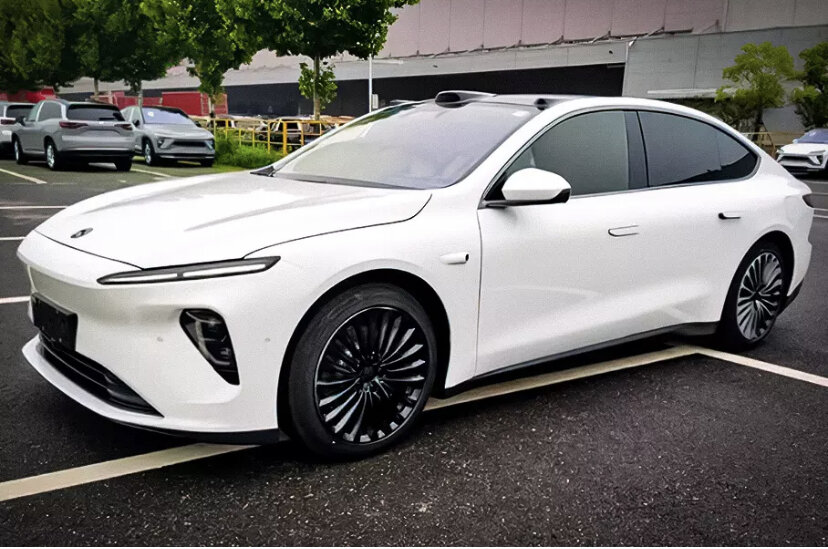 Ожидается, что большой электроседан выйдет на домашний рынок в первом квартале 2022 года
Фотошпионы в Китае впервые сфотографировали электрический седан Nio ET7, который прочат в конкуренты Tesla Model S. Электрокар, ранее показывавшийся только на автосалонах и мероприятиях для СМИ, впервые «застукали» под натуральным освещением на территории завода китайской фирмы Nio. Как отмечается на сайте CarNewsChina, опубликовавшем снимок, в объектив шпионов попал предсерийный образец модели.