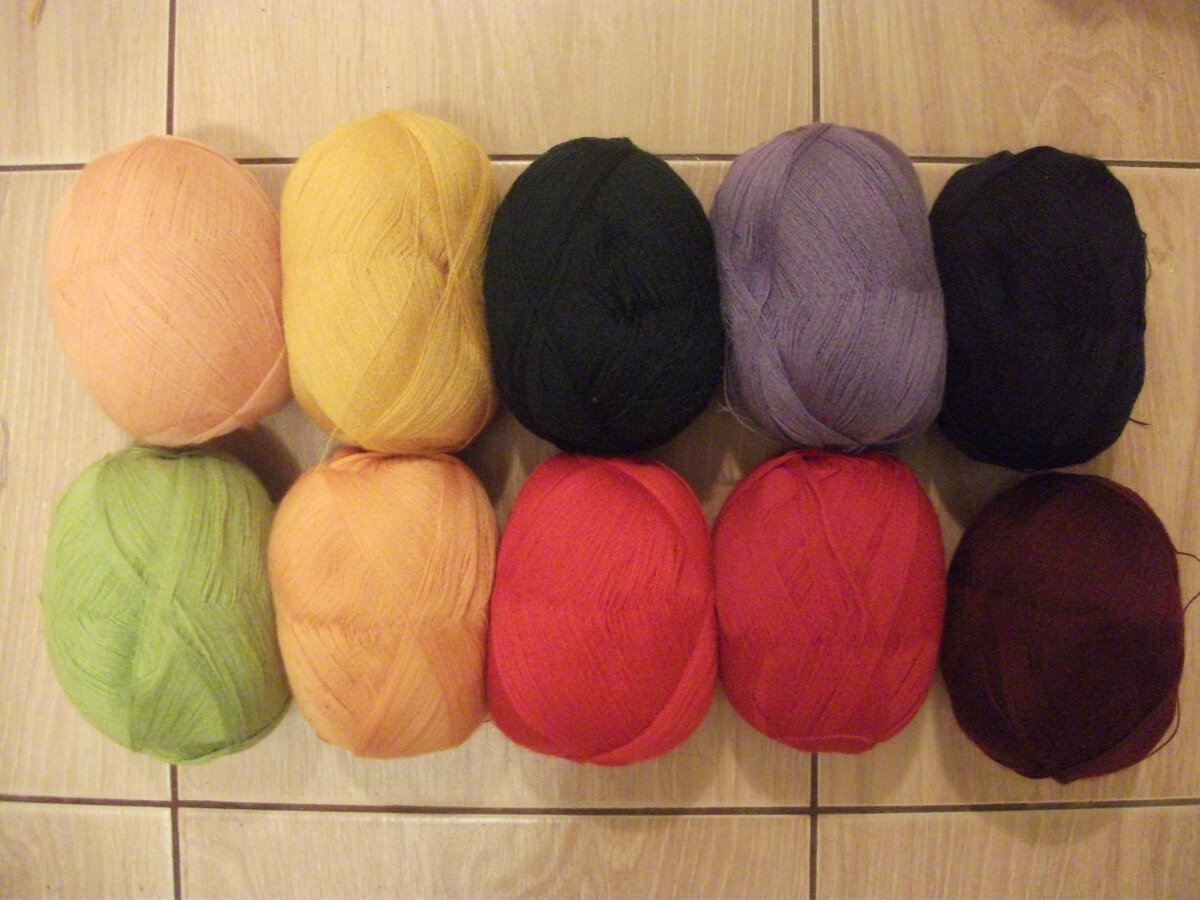 Нитки для утка. Они тонкие, поэтому я складываю вместе несколько штук.