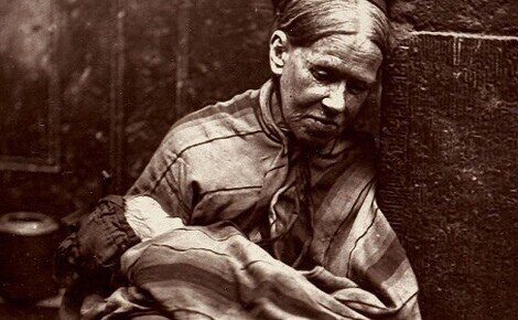 Бездомная мать с ребенком.