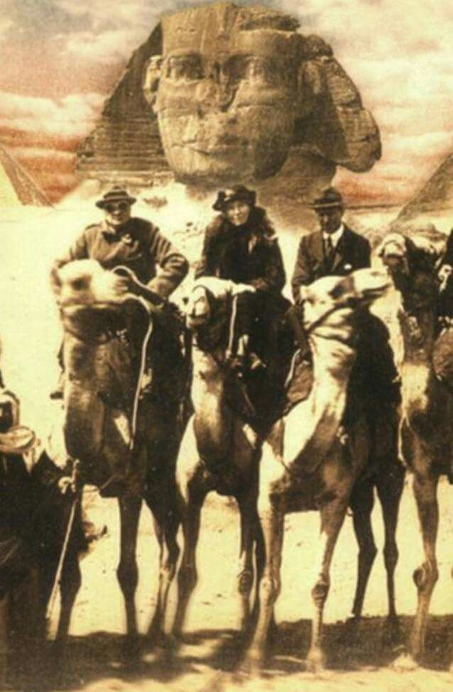 Гертруда Белл на знаменитой фотографии с Черчиллем и археологом Т.Э. Лоуренсом   перед большим сфинксом в Гизе во время Каирской конференции 1921 г.