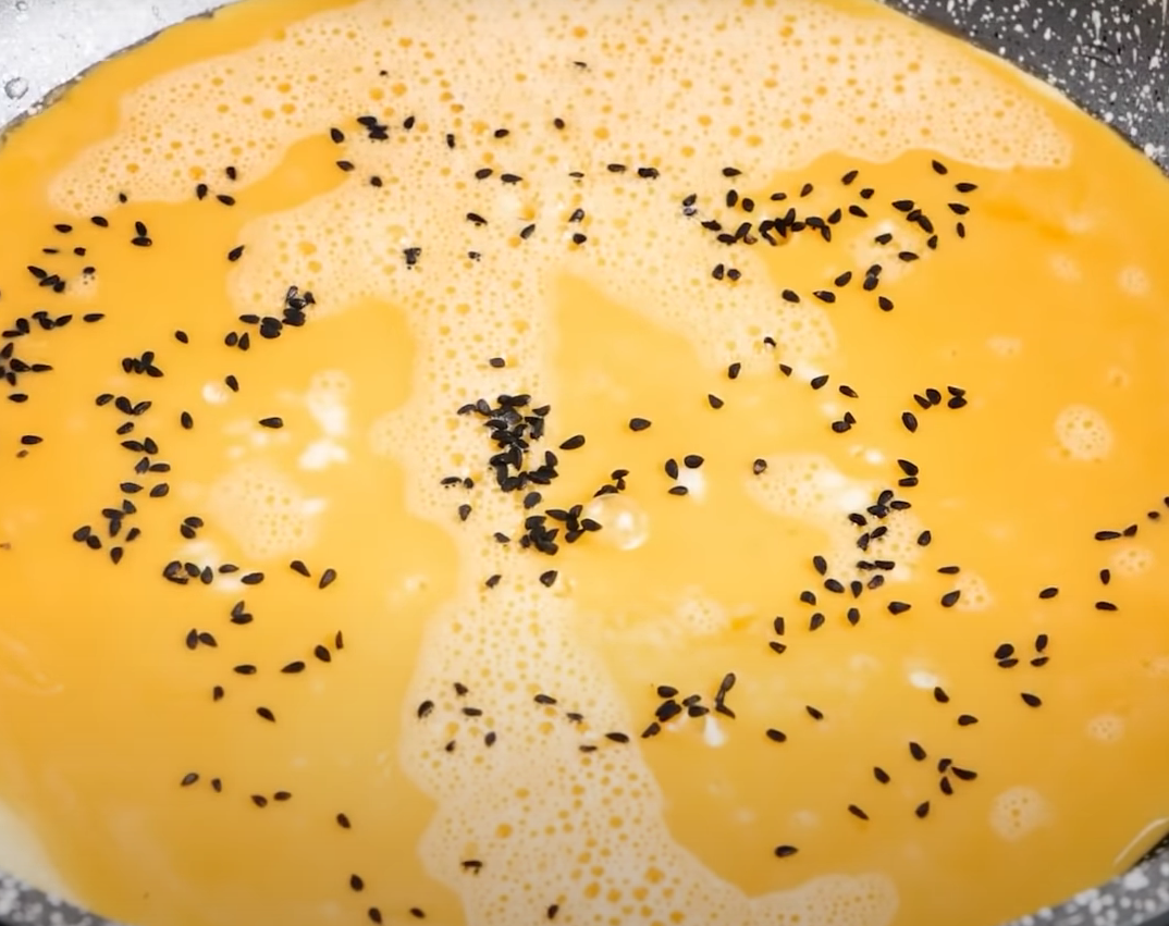 Посыпали семечками