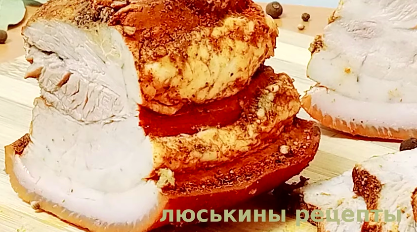 Свиная грудинка в луковой шелухе с чесноком