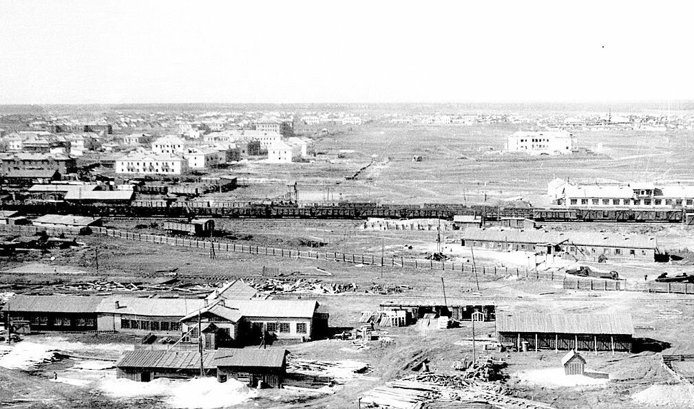 XVIII век. На территории современной Челябинской области ни людей, ни селений не было – только дремучий лес, болота, реки и озера. Тогда это были пограничные земли России, через которые проходили торговые караванные пути с запада на восток, в Китай, Индию. Путь далек и небезопасен: кочевые племена, набегавшие из южных степей, грабили караваны, брали в плен торговцев, продавали их в рабство. Вот поэтому вдоль границы строится целый ряд крепостей – охранять землю уральскую да богатые караваны от набегов кочевников. В 1736 году выросли Чебаркульская, Миасская крепости и в сентябре – крепость Челяба.  В июле 1737 года на башкирских землях была заложена крепость Эткульская (Еткульская) как военно-транзитный пункт. К 1795 году в 14 верстах на северо-запад от Еткульской крепости у истока реки Чумляк была построена деревня Коркино 18 дворов. 
Первопоселенцами в ревизских сказках считаются «Иван Яковлев, сын Шишкин 22 лет, Герасим Яковлев сын Шишкин 30 лет, Исак Яковлев сын Шишкин 25 лет с женами и чадами (5 человек). С ним племянник Константин сын Коркин 24 лет с женою Дарьей 22 лет, с детьми: Прасковья трёх лет, Наталья году…» Так с 1795 года начала свое летоисчисление деревня Коркина, впервые внесенная в документы переписи населения России.
Современный город имеет площадь – 109 км², высота над уровнем моря – 243 м, часовой пояс - UTC+5:00
