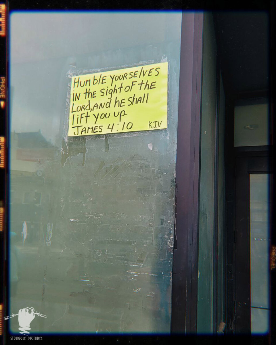Рукописный плакат с цитатой из Иакова 4:10 в самом центре Ньюарка, Нью Джерси.