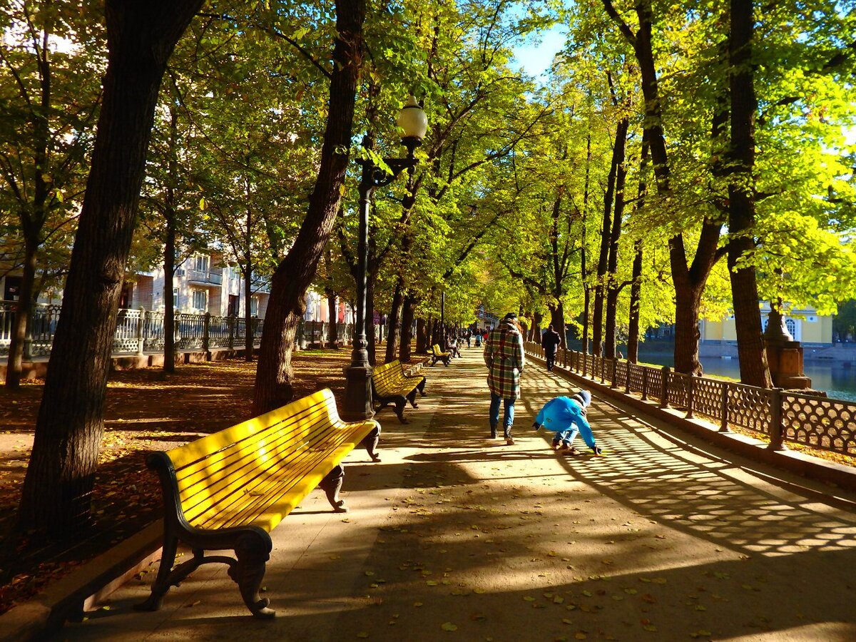 Где-то здесь произошла встреча Берлиоза и Воланда.