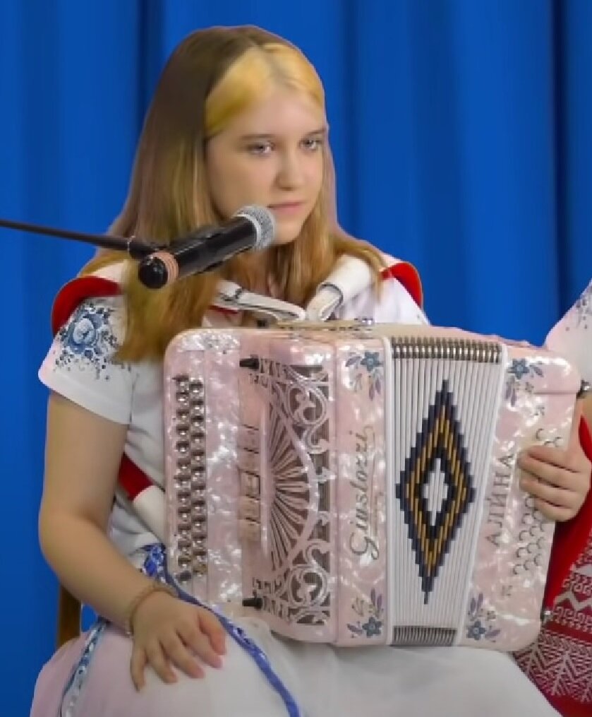 Фрагмент кадра с выступления Алины и Михаила Хлебновых у Семина. Ресурс "Смотрим"