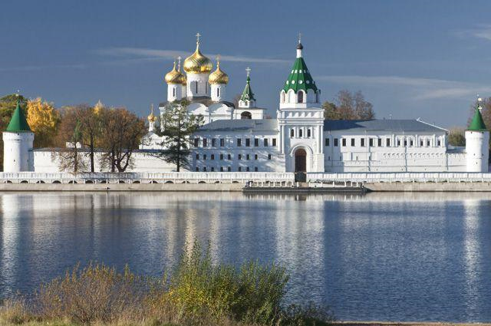 Свято-Троицкий мужской монастырь (вид с противоположного берега Костромы)