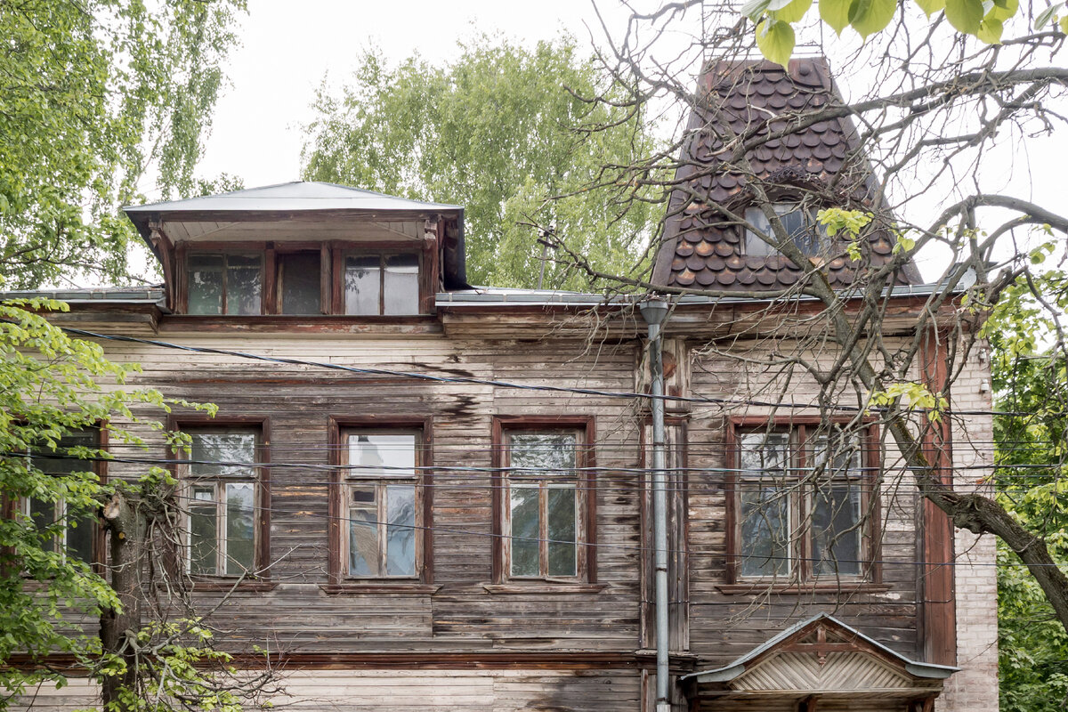 Короленко, 17, фото: Лиза Верук, слева световой фонарь, справа шатер-епанча 