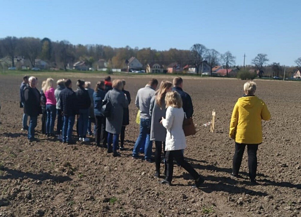 "Автотор" раздал всем желающим сотрудникам по 10 соток земли под огороды. Источник иллюстрации - Яндекс.Картинки