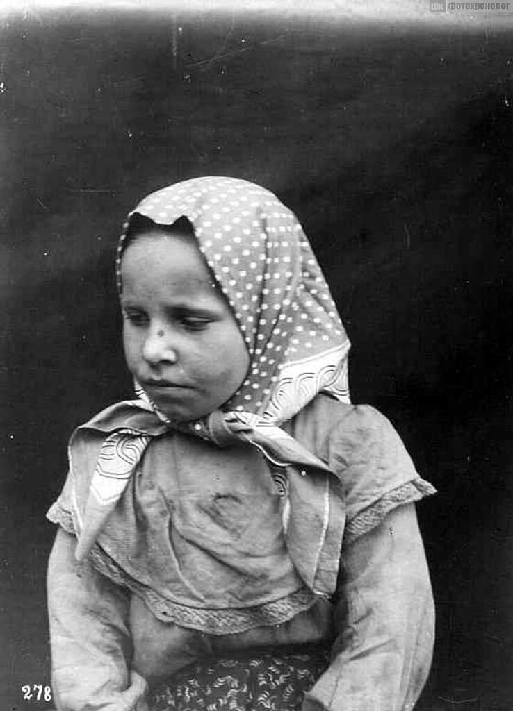 Другой регион, но выглядело примерно так. Девушки на праздник платки повязывали под подбородком.