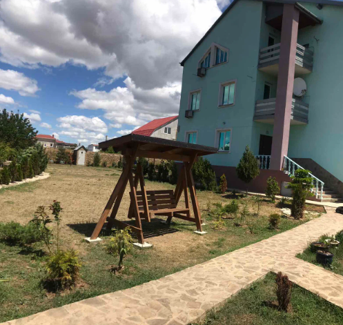 Ухоженная территория, чистые номера, бассейн с лежаками во дворе, собственная кухня, еду можно как готовить самим в номере, так и заказать прием пищи за 250-300 рублей.