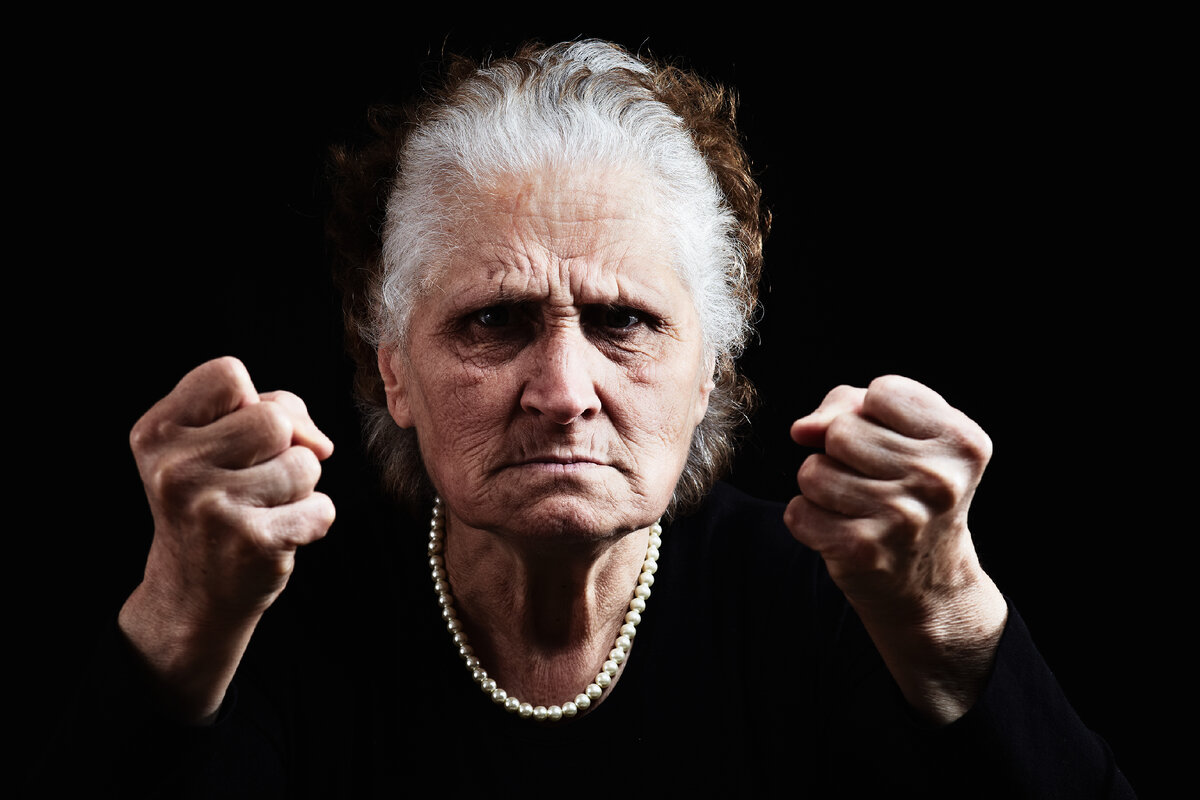 Злая бабка. Злая пожилая женщина. Злая бабка. Злые старые женщины. Злая бабушка фото.