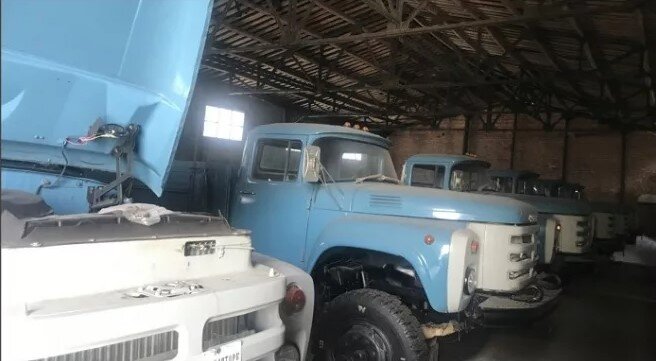 Советские ЗИЛы в ангарах. Фото взято из открытых источников.