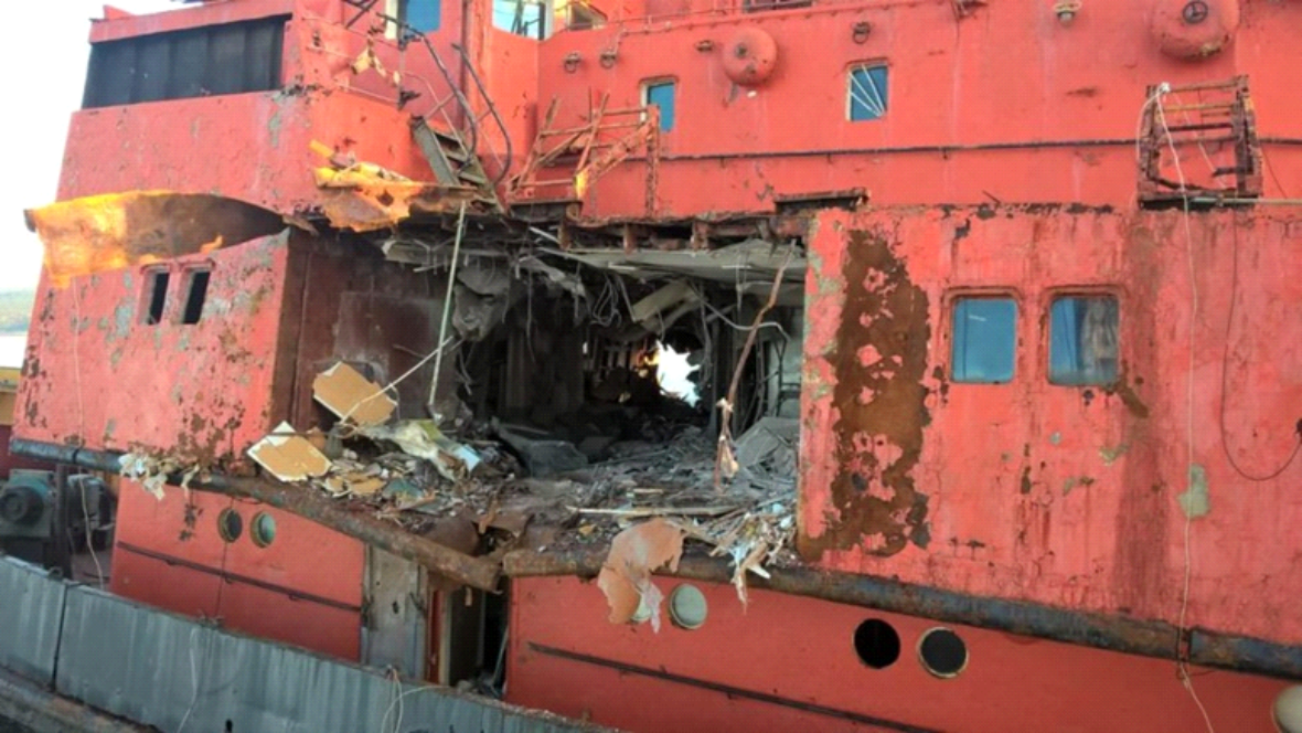 попадание снаряда в корабль. попадания ракеты в корабль. эсминец шеффилд фолкленды. пробоина американский корабль коул. попадание противокорабельной ракеты.