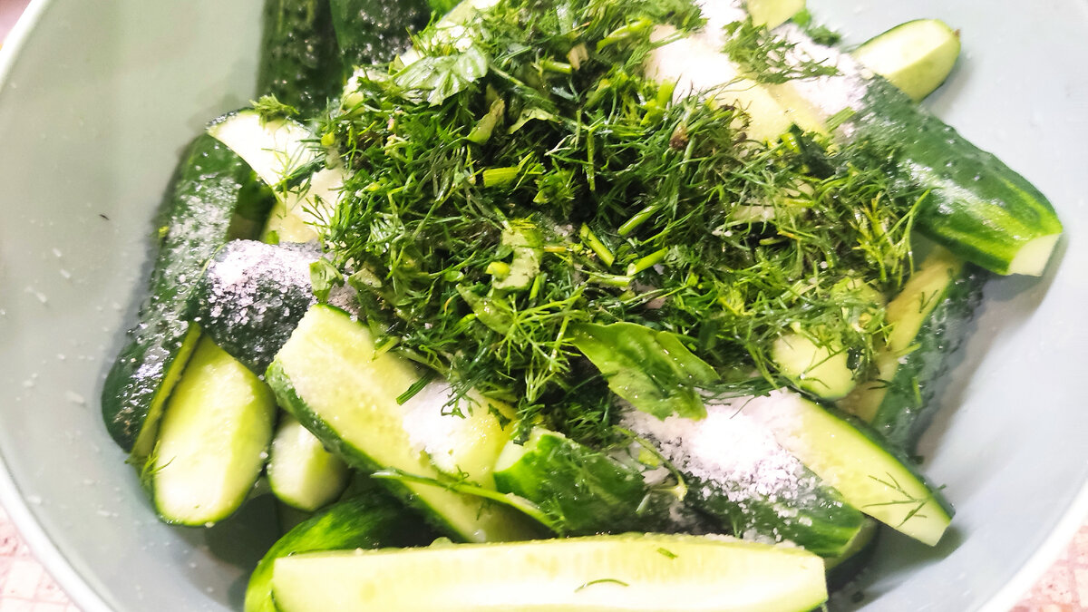 Шаг 2-й - добавляем соль, сахар и зелень