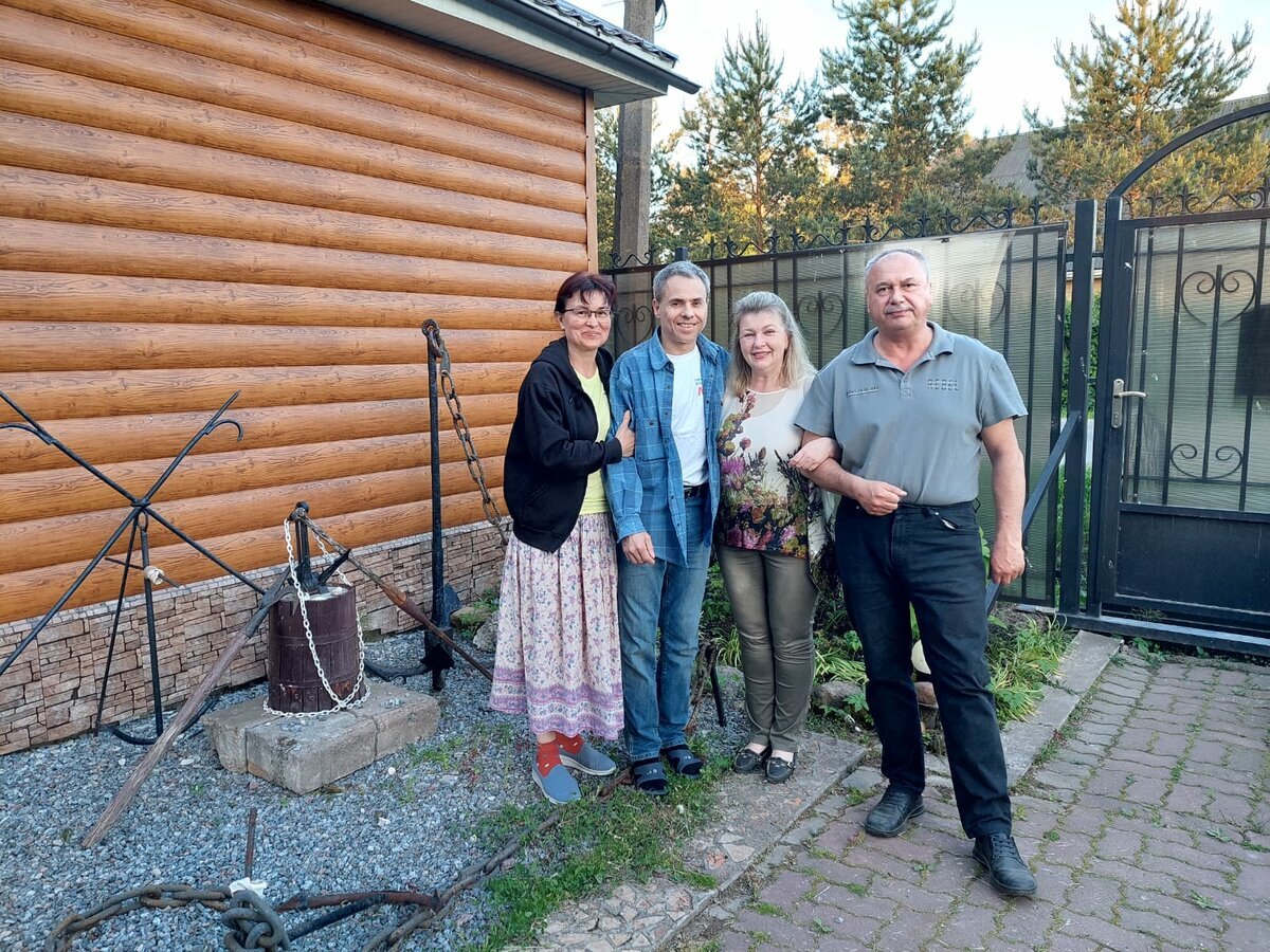 Справа налево: Лев и Алёна, я и Оксана. Мы на фоне трофеев Даниила, которые он доставал из под воды при погружениях. Цепи, якоря, багры…