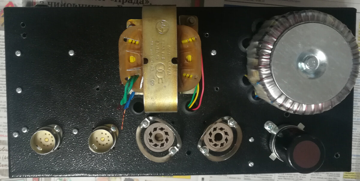 Шасси с установленными компонентами. Вид сверху.