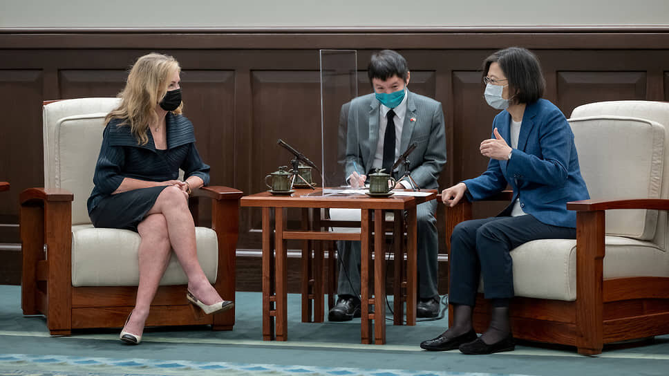 Фото: Reuters📷Марша Блэкберн и Цай Инвэнь