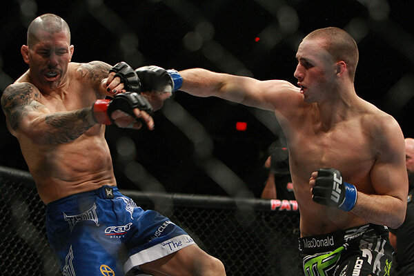 Рорри Макдональд пришел в UFC в 2010 году с рекордом 9-0. В дебютном поединке канадец победил Майка Гаймона болевым приемом в 1 раунде. Источник: sherdog.com