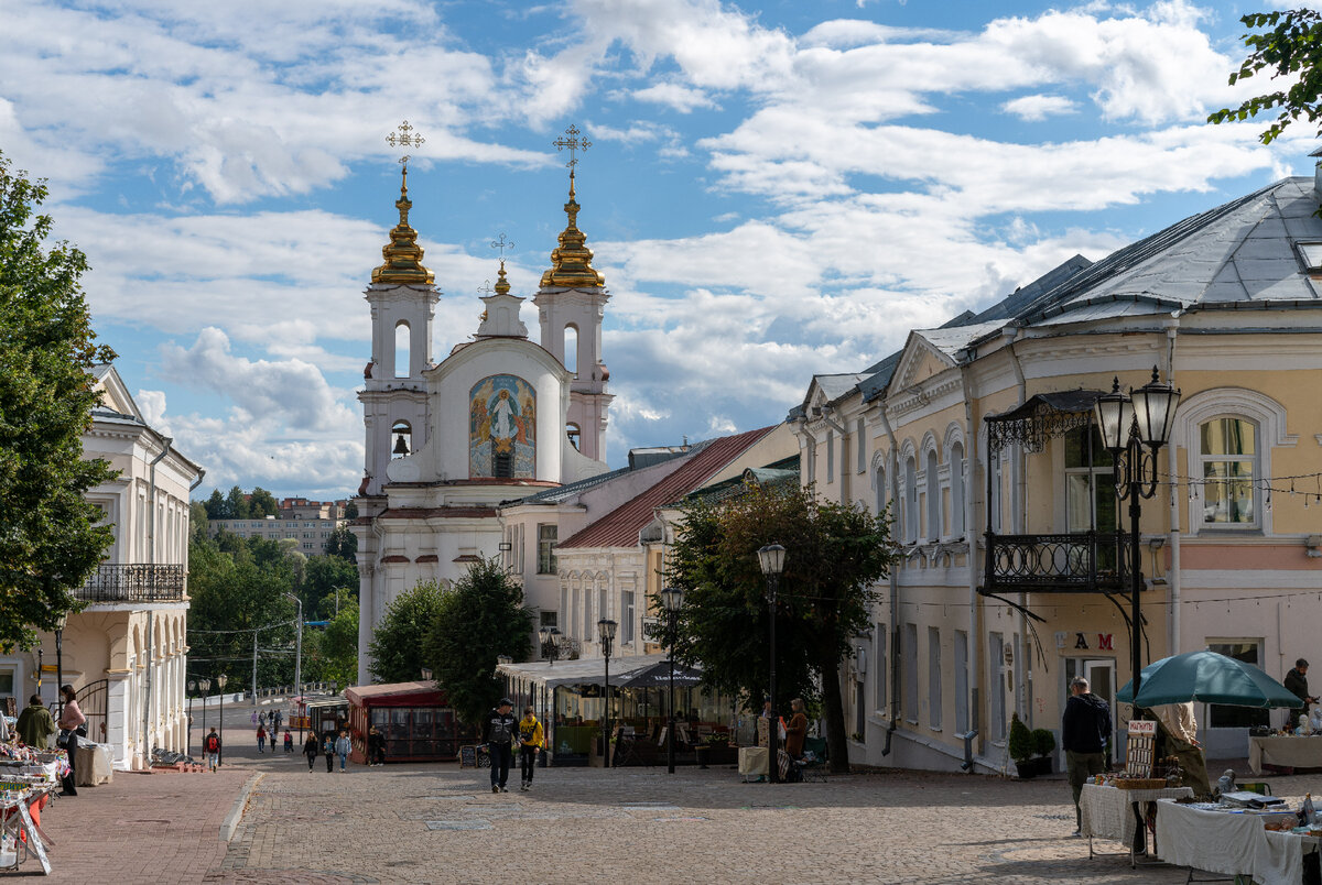 Витебск, вид на воскреснский храм с пересечения улицы Суворова и Комисса