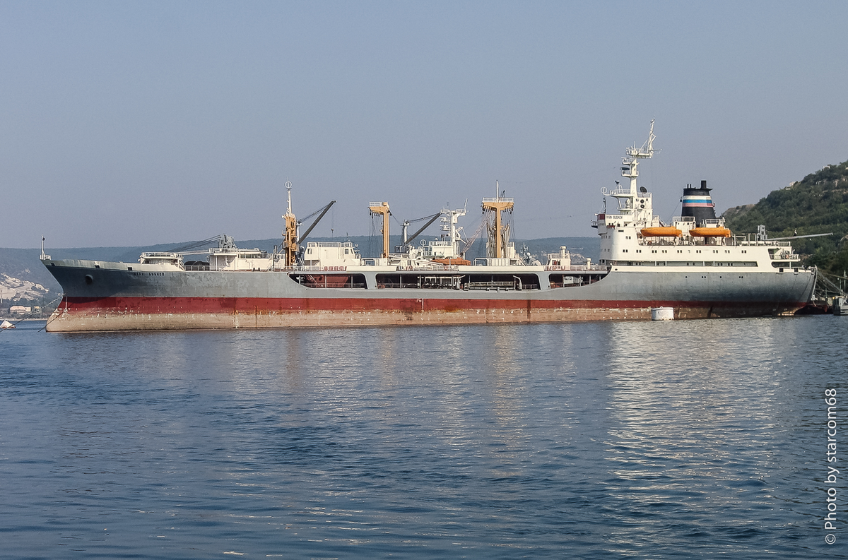 БМТ "Иван Бубнов" у стенки причала № 30.  Минно-торпедный арсенал в/ч 31050 справа за обрезом кадра. Эта часть ранее имела прямое отношение к арсеналу в Сухарной балке о котором шла речь в предыдущей статье.