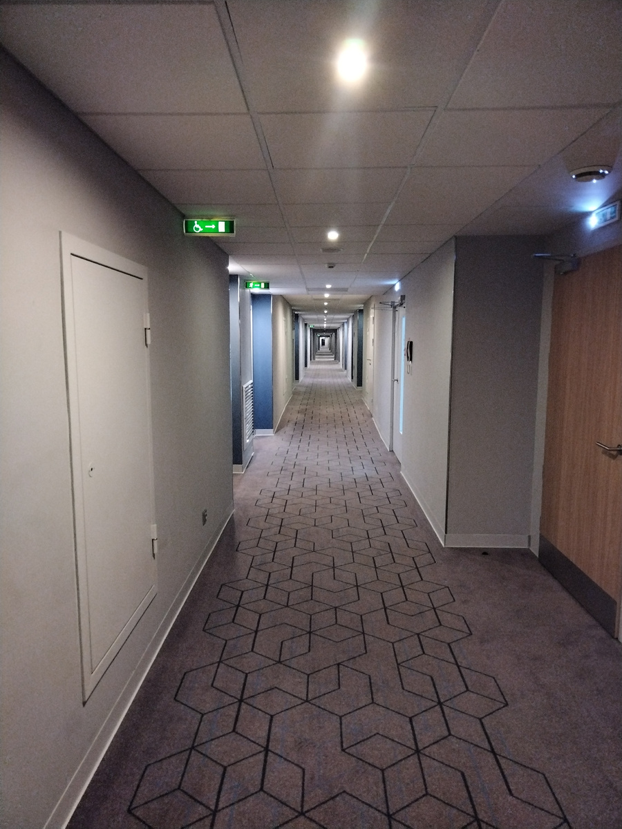 Коридор очень длинный