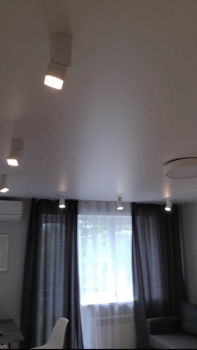 размытие картинки, потому что автор заскриншотил с видео, но в целом идея понятна: избавляемся от одинокой весящей люстры по центру, распределяем светильники, подвозим торшеры для бокового света и живем с нормальным настроением, особенно важно растить в нормальном освещении детей, он для них будет маяком хех, говорят при нормальном освещение дети растут лучше (пока не проверял)