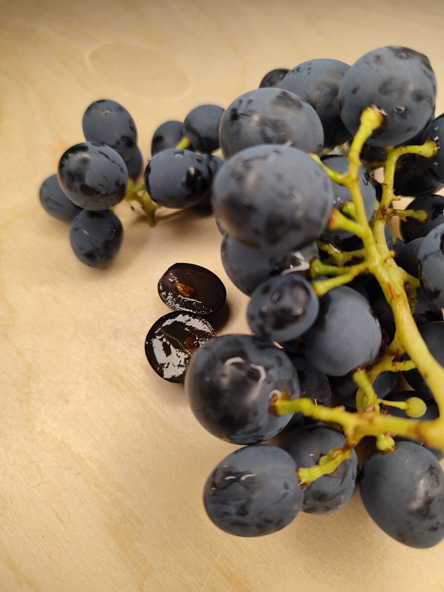 Опасно ли глотать виноградные косточки?