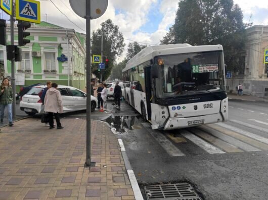    ДТП на Советской с участием автобуса № 80 // фото: пресс-служба ГИБДД РО