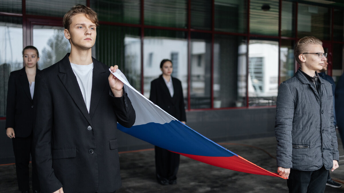 Знаменная группа 11 классов готовится к началу Церемонии поднятия флага