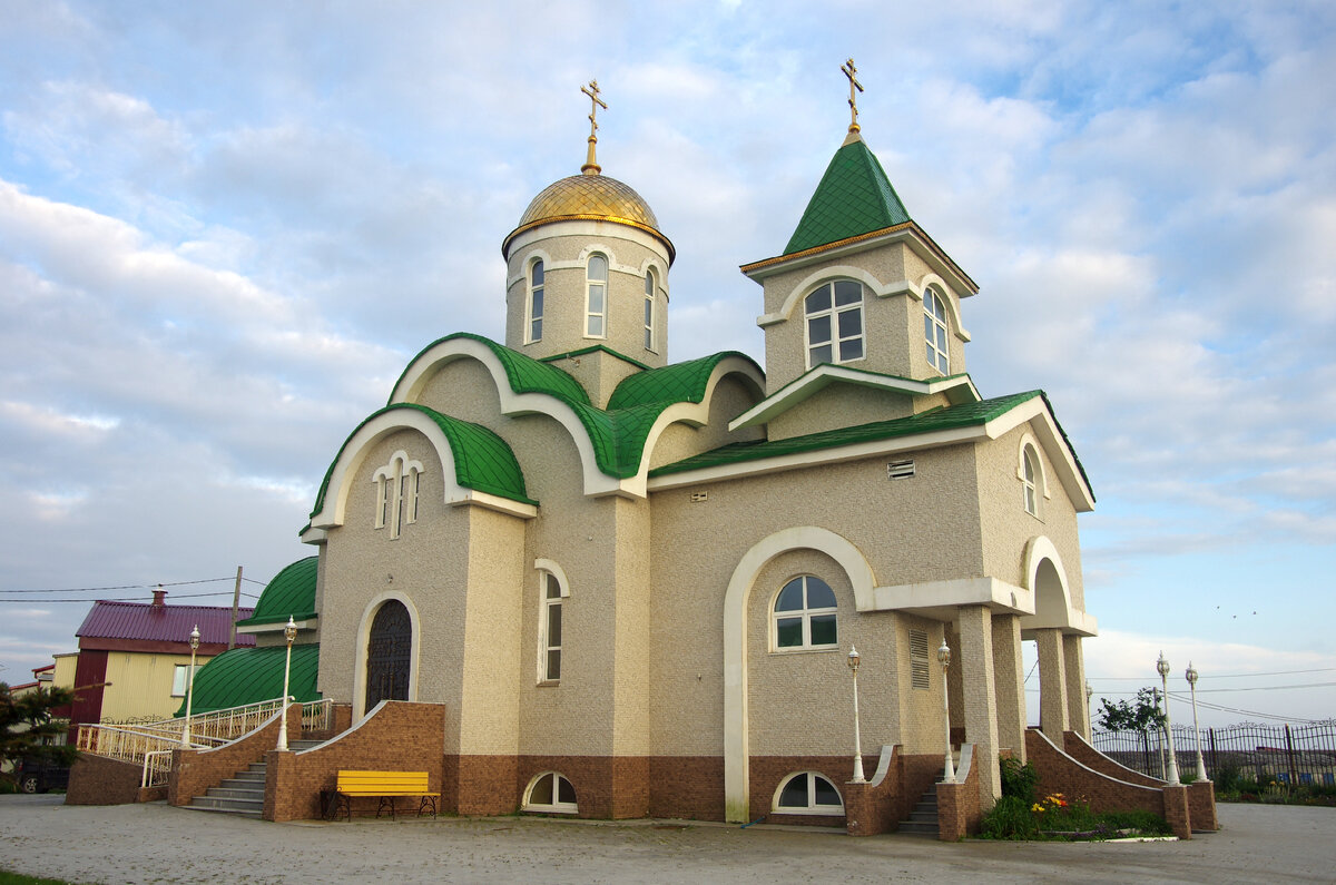 Поселок городского типа южный. Южно Курильск храм. Храм Святой Троицы Южно-Курильск. Новая Троицкая Церковь в Южно Курильске. Старая Церковь Южно Курильск.