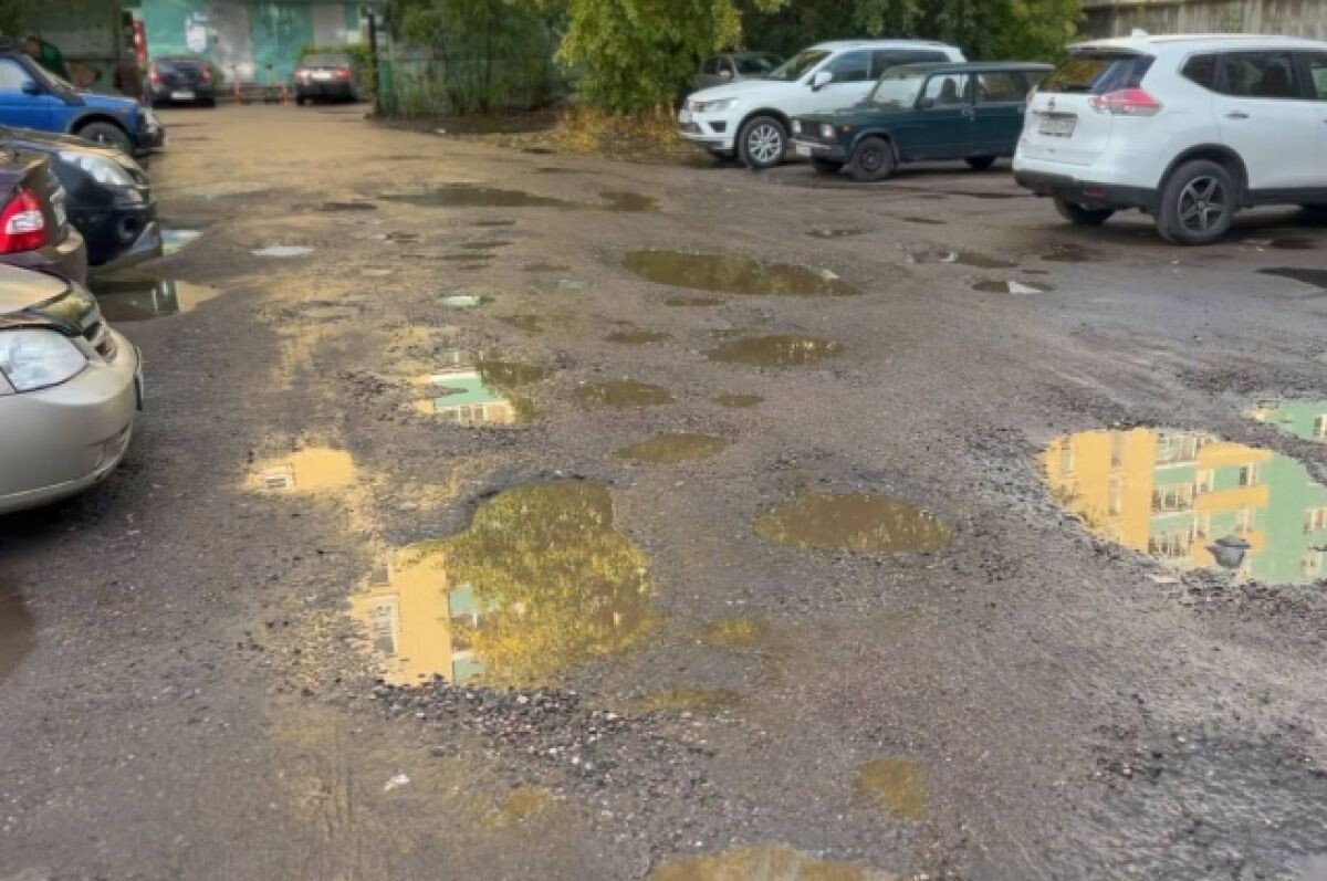    В Твери жители с риском для своего автомобиля заезжают на территорию двора