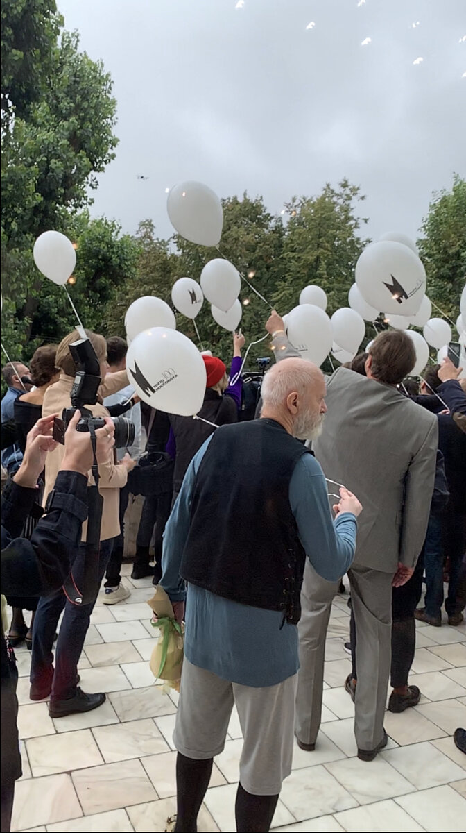 Актёры запускают с балкона шарики 