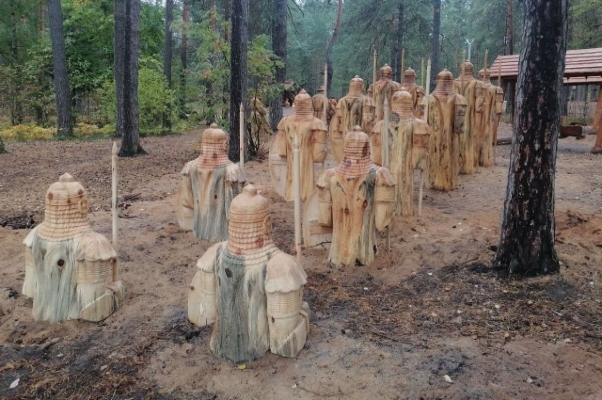    В гусевском лесопарке появились 12 деревянных скульптур богатырей