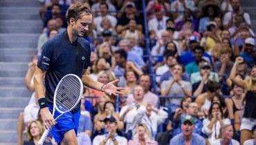 Медведев дважды за месяц проиграл шоумену из Австралии. Даниил больше не первая ракетка мира  📷
