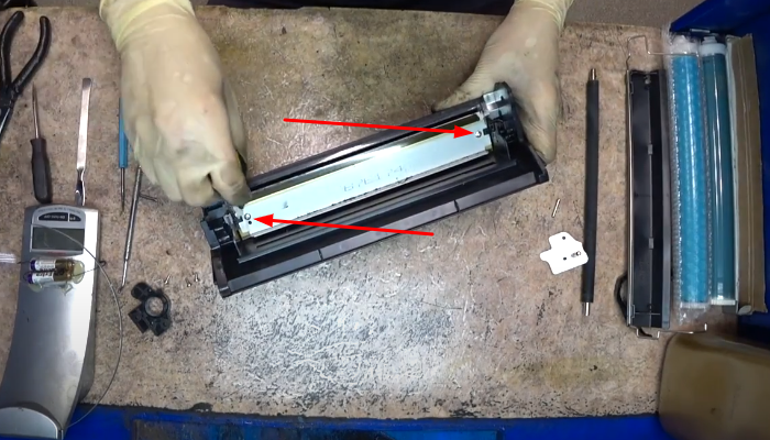 Фото 46. Снимаем фиксатор с дозирующего лезвия с одной стороны