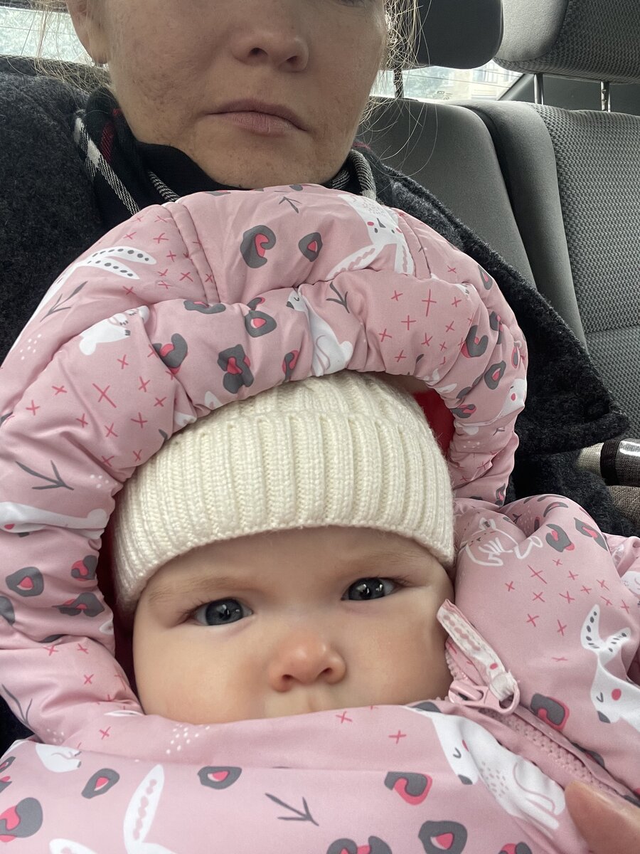 Самое сложное начнется сейчас, потому что чтобы доехать до бассейна и отвезти Риту домой после него, нужно одеть её в несколько слоёв одежды