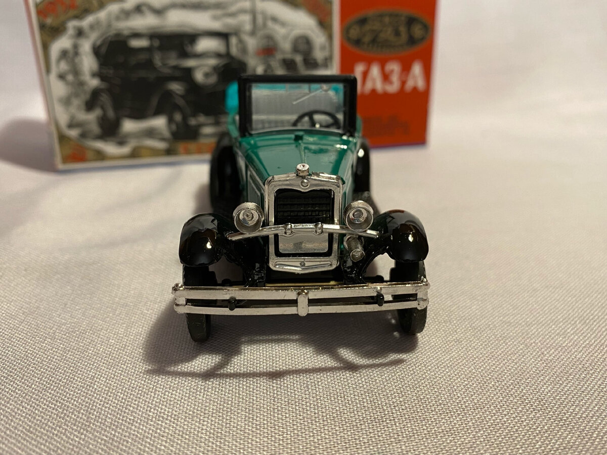 Спереди особых изменений нет: фар как не было, так и нет; модели как были кособокими, так и остались. В глаза бросается лишь вдруг возникшая рамка лобового стекла - о ней поговорим отдельно.