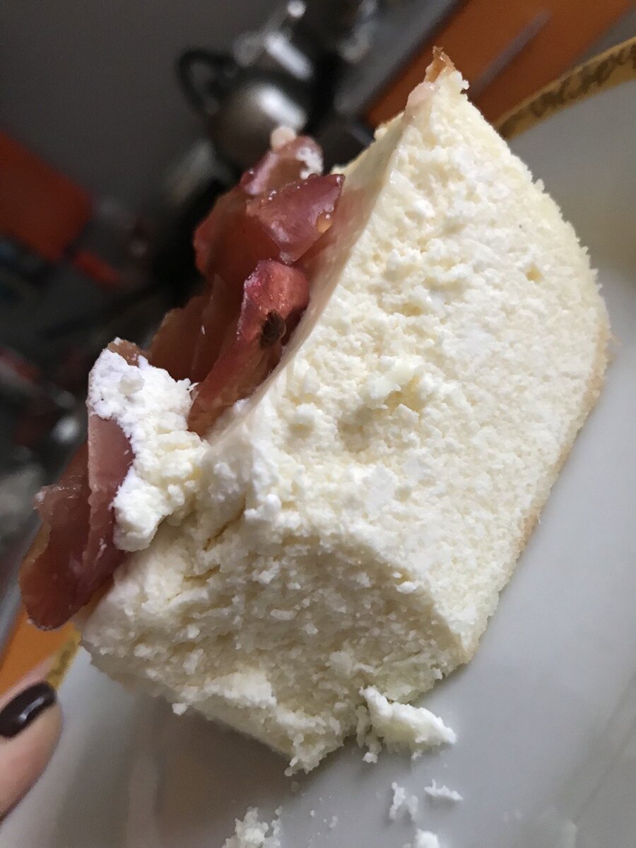 Сверху карамелизированные яблоки