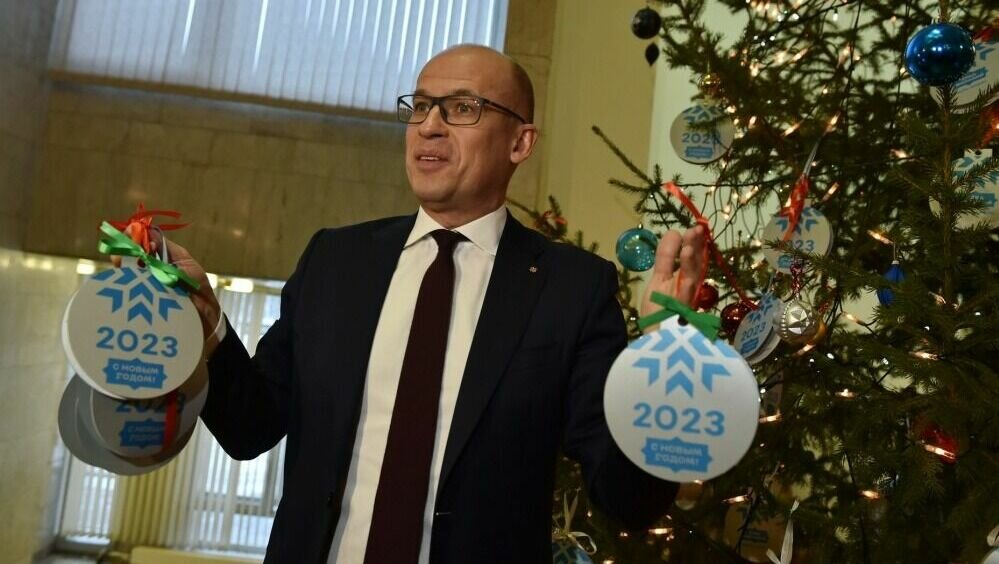     Шесть шаров снял с «Ёлки желаний», стоящей в холле Госсовета Удмуртии, глава региона Александр Бречалов — он исполнит шесть заветных желаний детей.