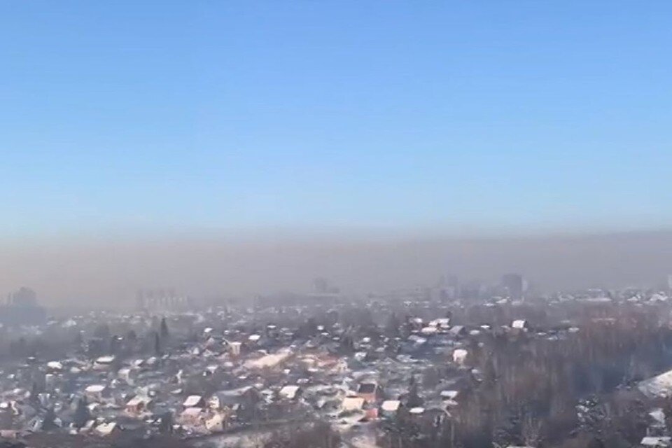     Новосибирске накрыло плотным смогом. Фото: Кадр из видео\"АСТ-54"