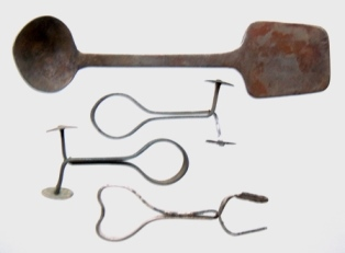 Железо: ложка-шпатель и зажимы Мора для резиновых трубок