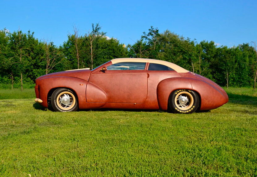 салон машины из картона. машина из гофрокартона. инсталляция автомобиля. машины необычной формы. кожаная машина.