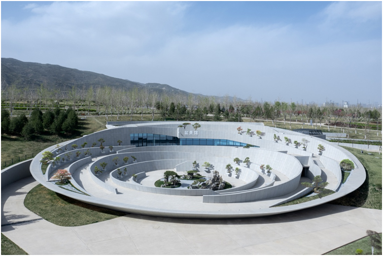 Внешний вид комплекса музея бонсай 
Источник: https://www.archdaily.cn/cn/962933/tai-yuan-zhi-wu-yuan-delugan-meissl-associated-architects/60ba3c46f91c81c27f000014-taiyuan-botanical-garden-delugan-meissl-associated-architects-photo

