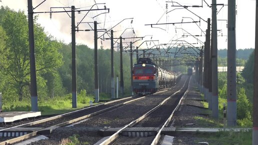 Встреча пассажирского поезда под электровозом ЭП1М-597 с грузовым поездом под электровозом ВЛ80С-299