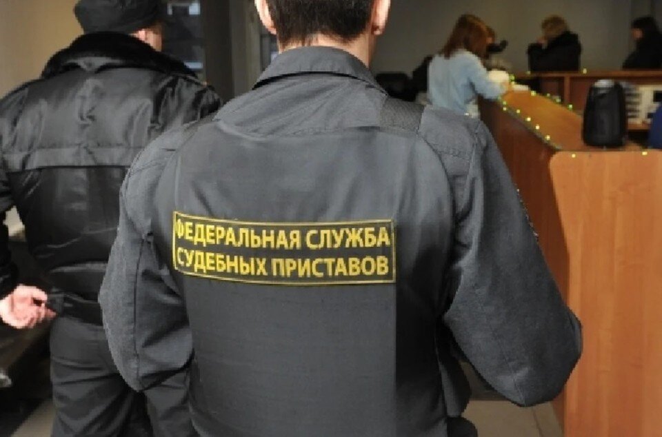     Приставы арестовали машину должника.